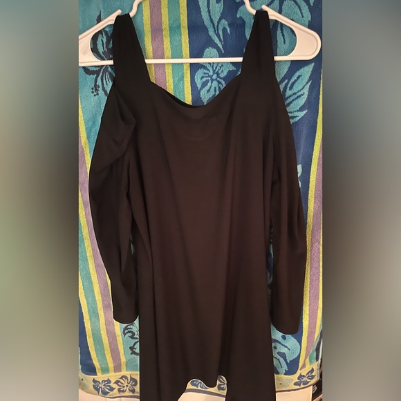 This is a lovely cold shoulder top in a size, medium and polyester spandex - Picture 2 of 2